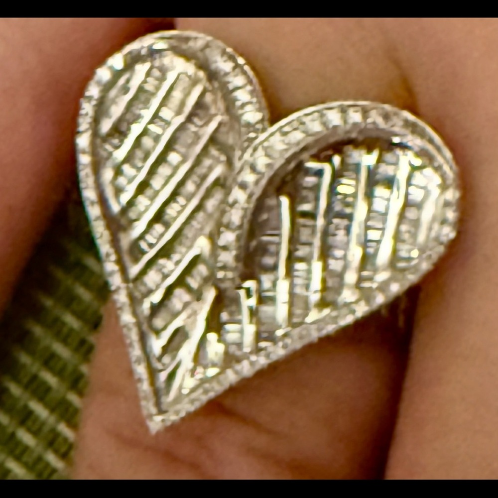 Heart ring natural diamonds 
New
K18 white gold japan
With box 
Size 8